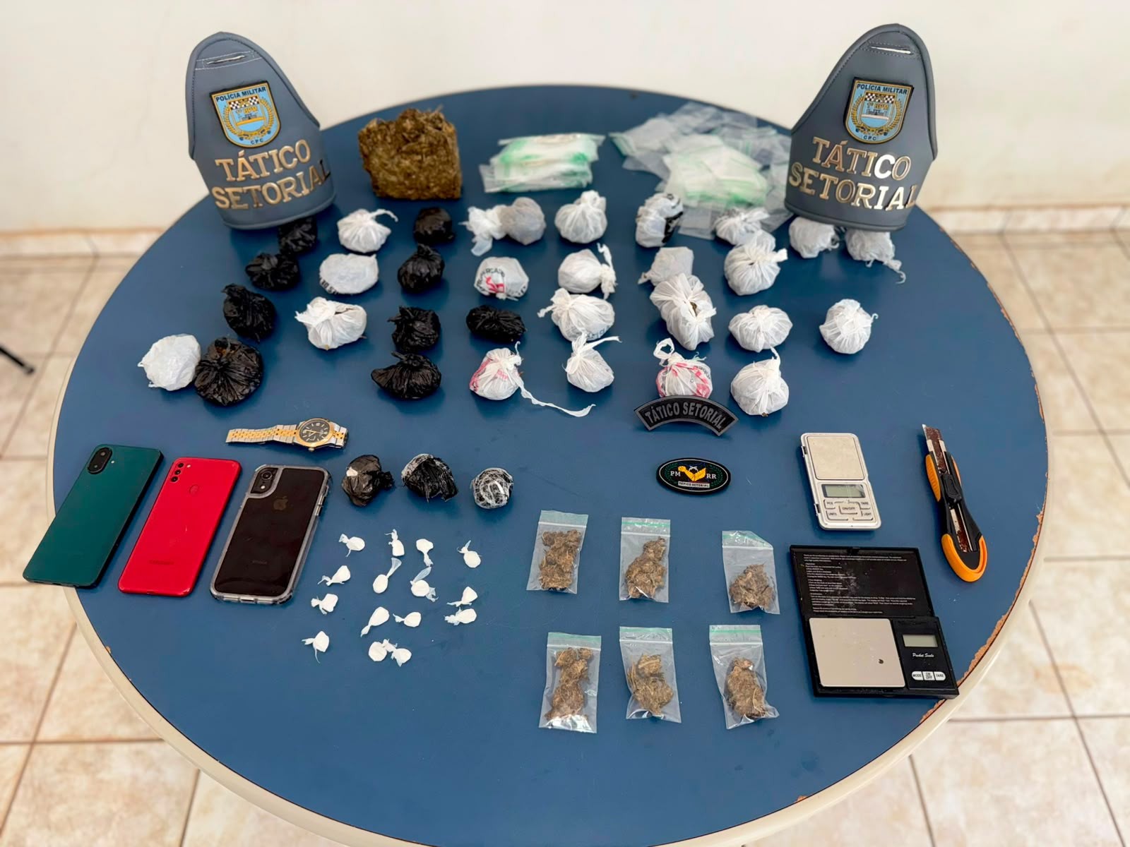 Amigos são presos com drogas na casa da avó de um deles no bairro dos Estados, em Boa Vista