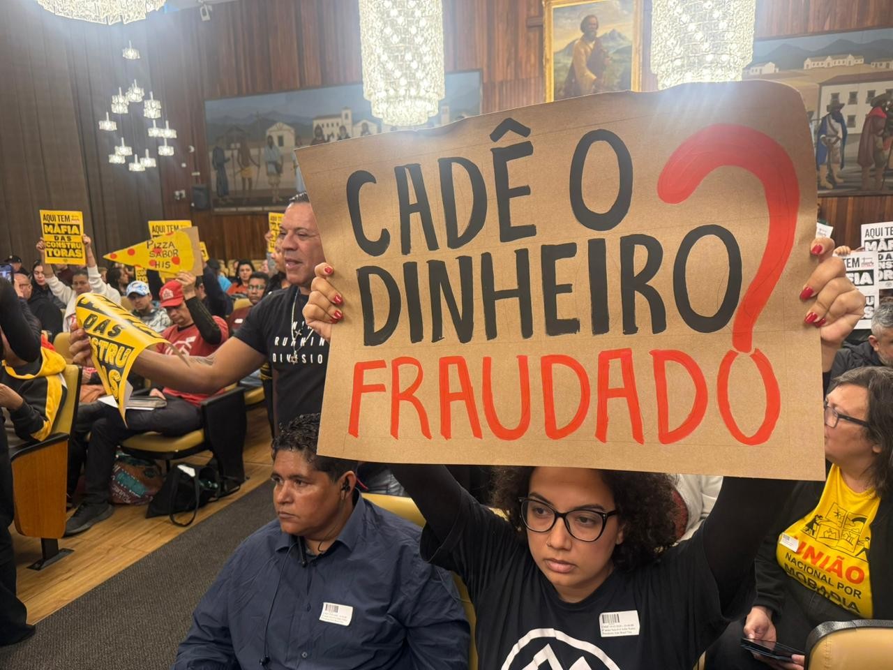 Sob protestos, base de Nunes aprova relatório da CPI das HIS que poupa construtoras e funcionários da atual gestão