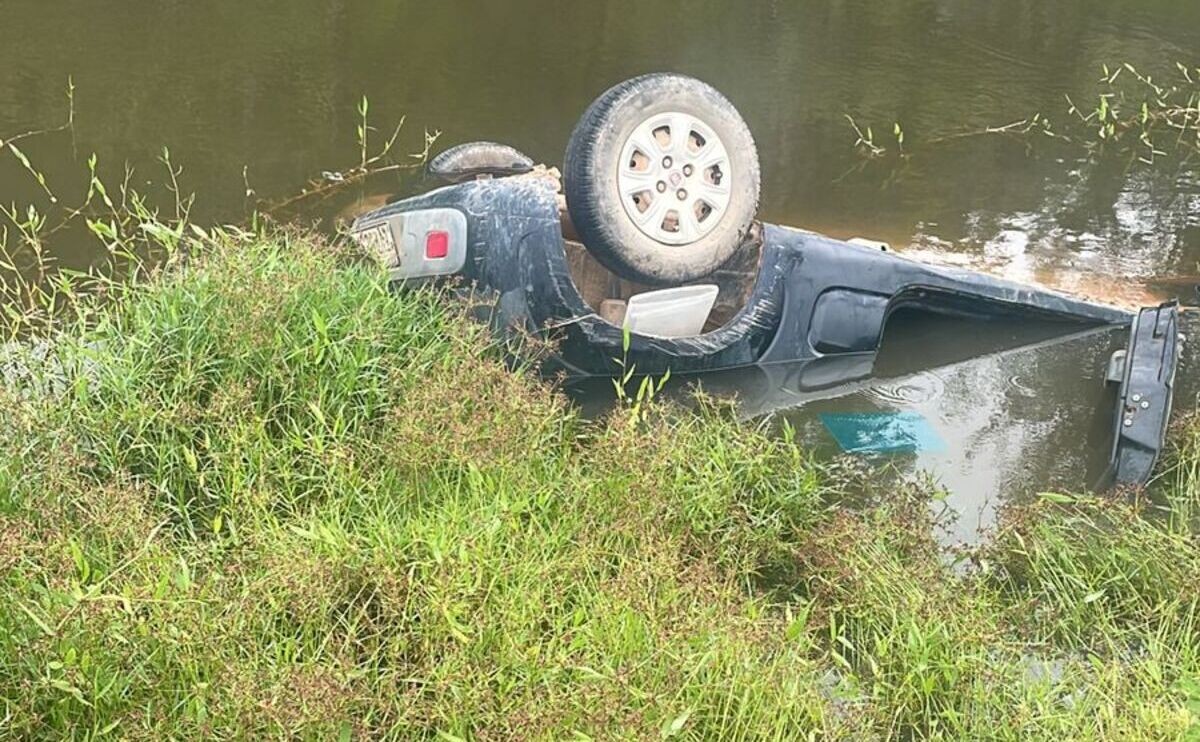 Idoso de 71 anos é encontrado morto dentro de carro submerso em chácara de Salesópolis