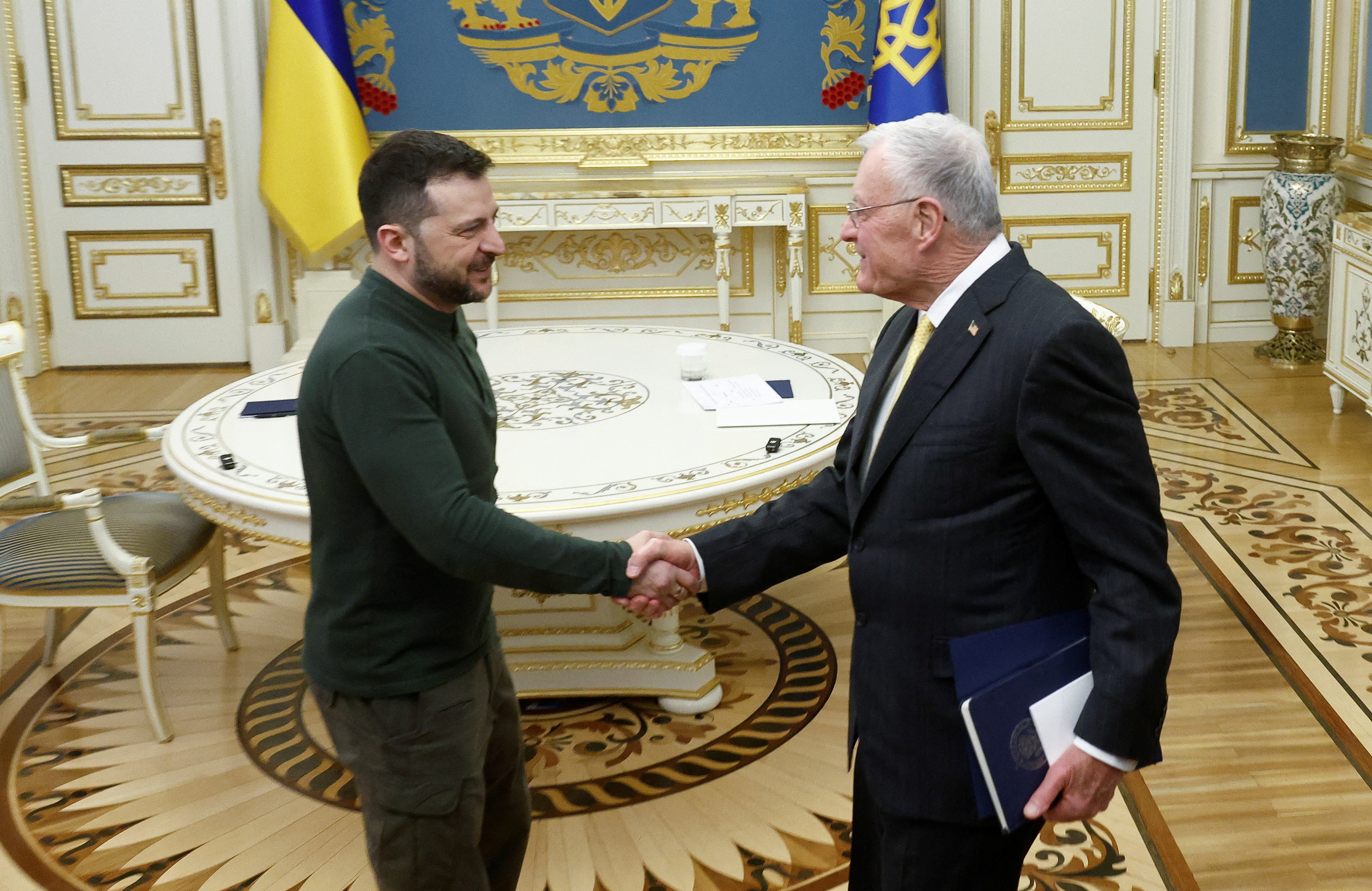 EUA pedem para Zelensky 'baixar o tom' e assinar rapidamente acordo sobre minerais; ucraniano se diz aberto após reunião