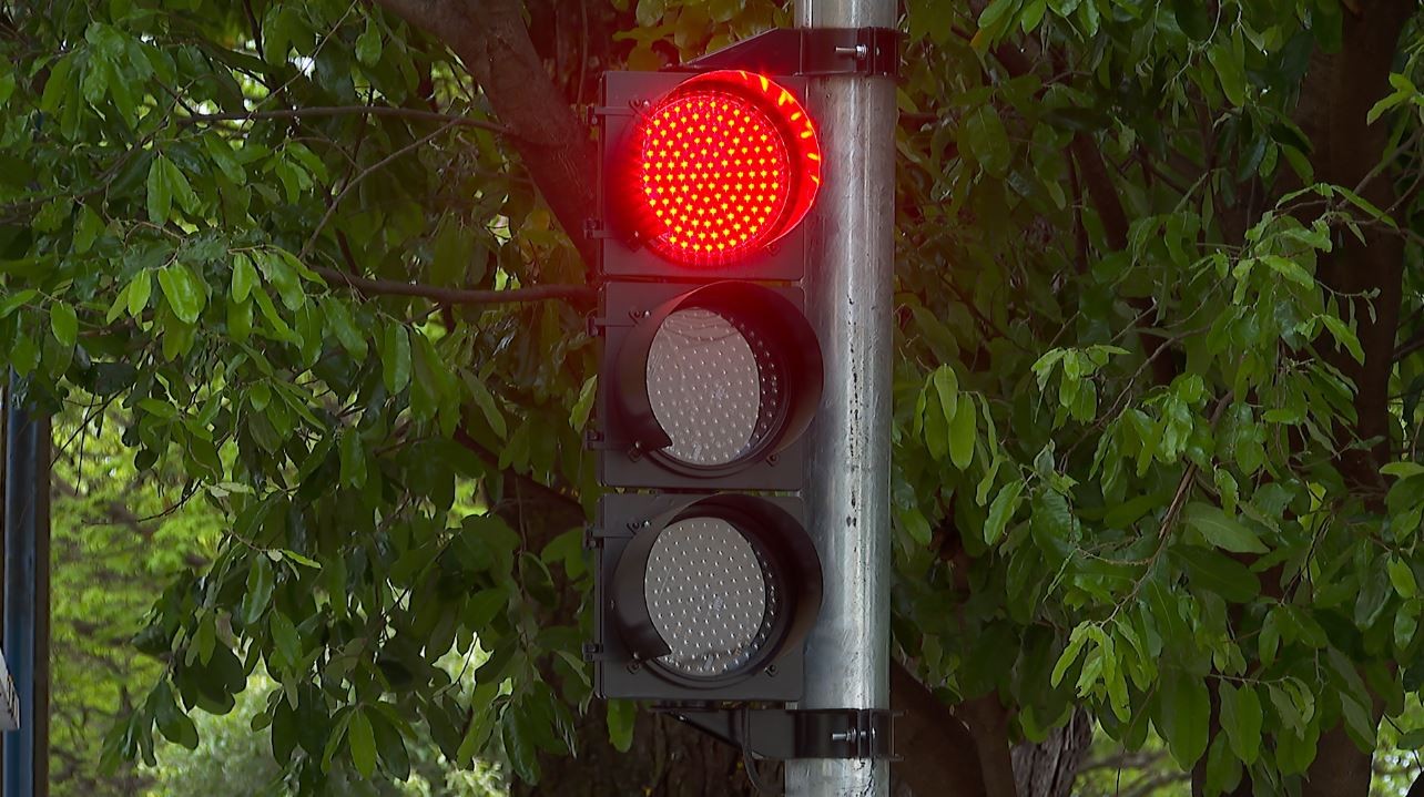 Após Maceió liberar 'furar sinal vermelho', Ministério dos Transportes afirma que decisão vai contra o Código de Trânsito Brasileiro