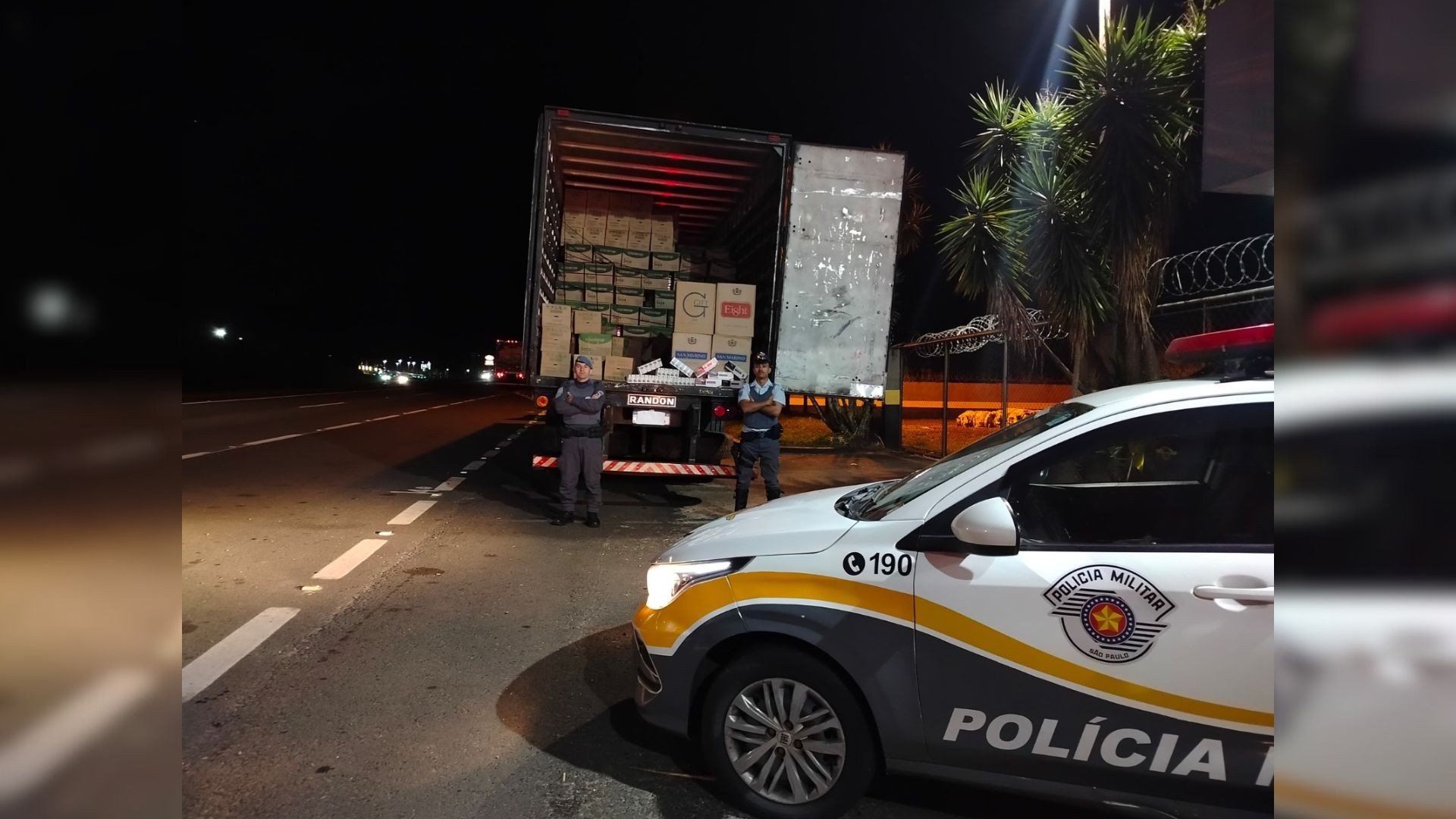 Polícia Rodoviária apreende quase 400 caixas de cigarro sem nota fiscal escondidas em carga de óleo vegetal no interior de SP
