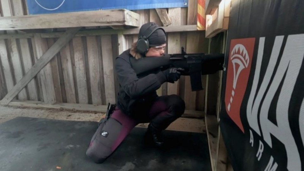 Um número crescente de homens e mulheres finlandeses se inscrevem no treinamento com armas — Foto: BBC