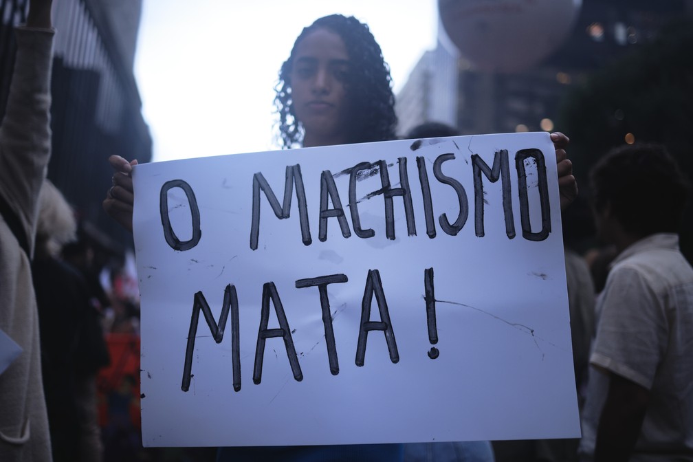 Manifestante &eacute; vista com cartaz com os dizeres 'O machismo mata' durante marcha do Dia Internacional da Mulher, em S&atilde;o Paulo, nesta sexta-feira (08). &mdash; Foto: ETTORE CHIEREGUINI/ESTAD&Atilde;O CONTE&Uacute;DO