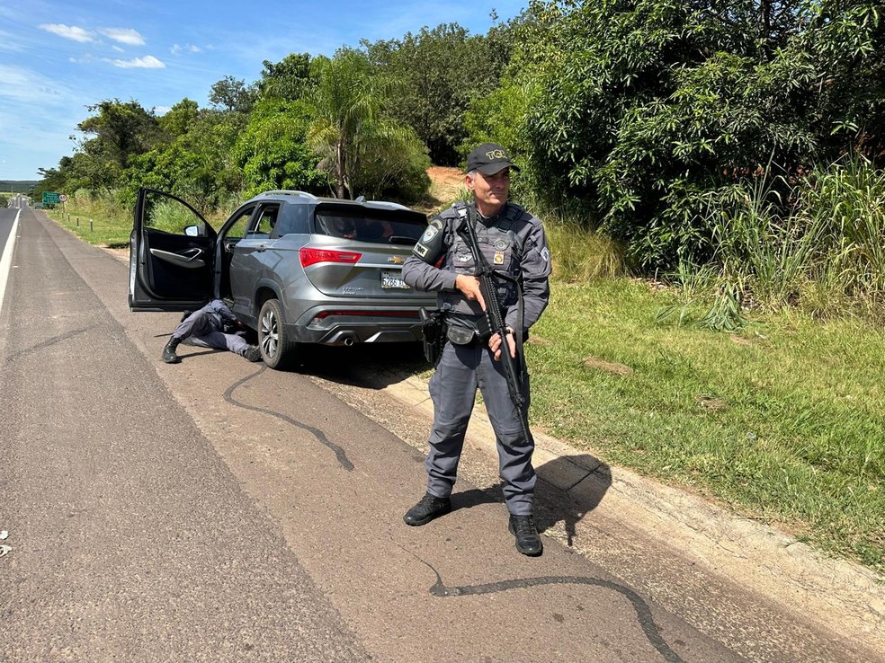 Um homem foi preso em flagrante por tráfico internacional de drogas na manhã deste sábado (2), na Rodovia Comandante João Ribeiro de Barros (SP-294), em Flórida Paulista (SP). — Foto: Polícia Militar
