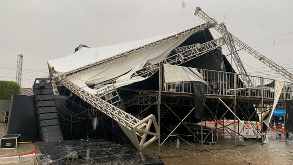 Chuva derruba palco em povoado de Sátiro Dias. — Foto: Redes Sociais