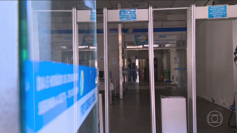 Fila do INSS atinge patamar mais alto já registrado, com quase 3 milhões de pedidos em análise — Foto: Jornal Nacional/ Reprodução