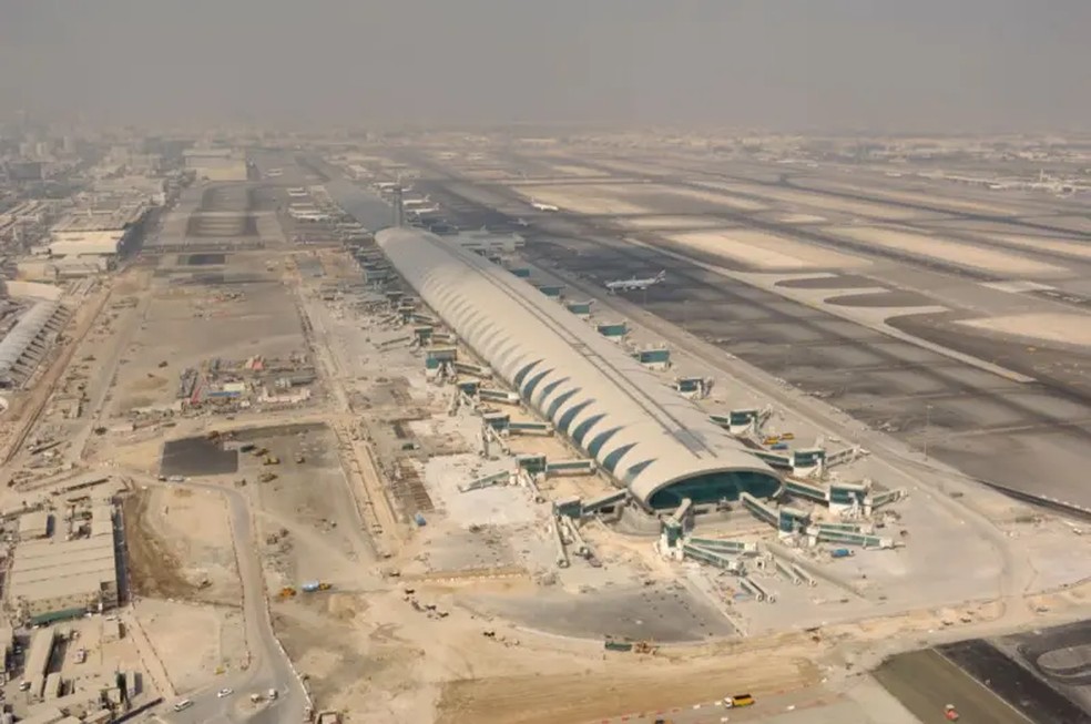 Aeroporto de Dubai é hoje um dos mais importantes do mundo — na foto, construção do terminal 3, em 2007 — Foto: Universal Images Group via Getty Images
