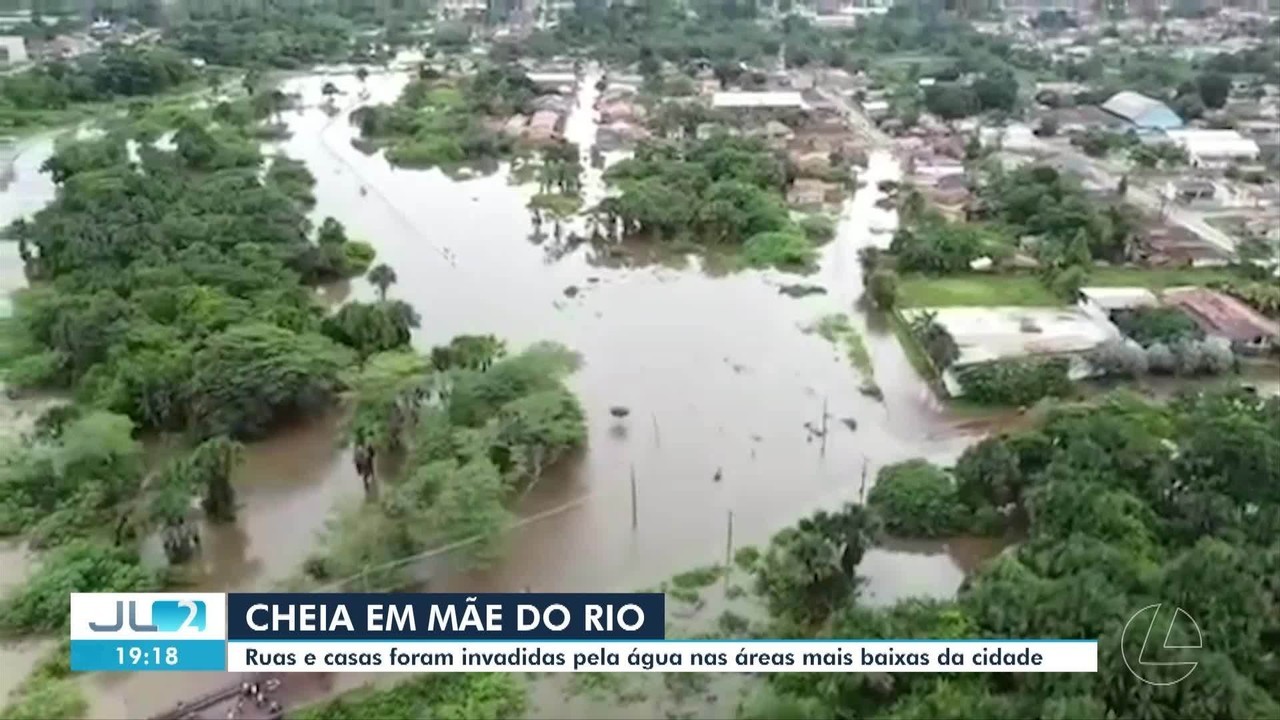 Chuva faz igarapé transbordar e alaga ruas e casas em Mãe do Rio, no Pará