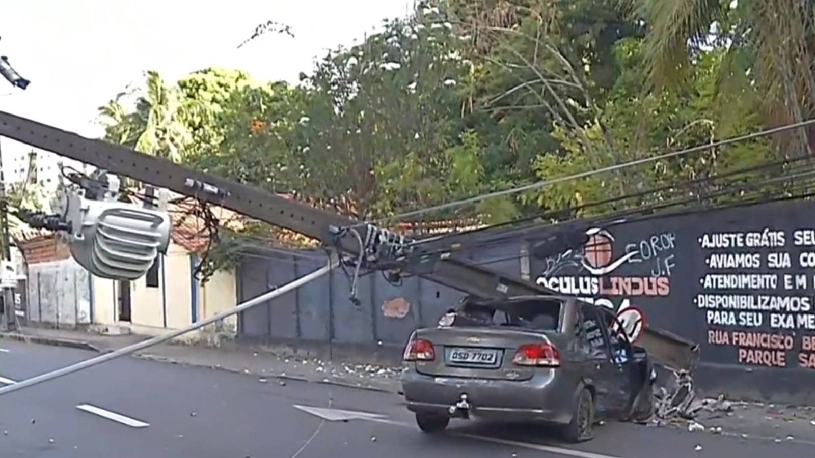 Carro derruba poste e deixa trânsito complicado na Avenida Costa e Silva, em Fortaleza