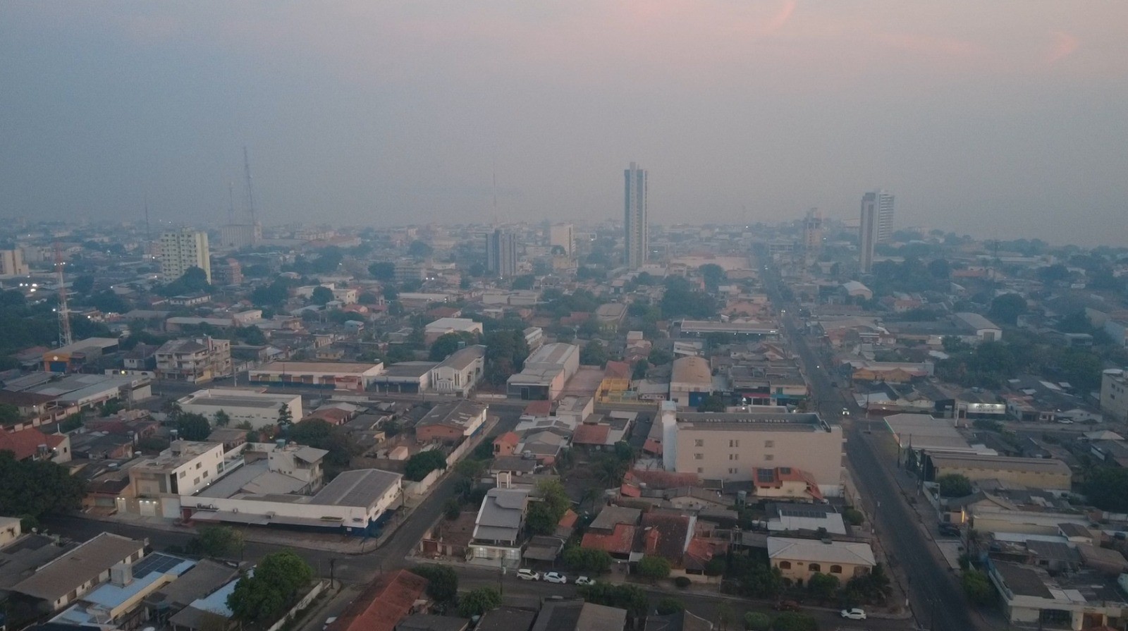 Densa nuvem de fumaça encobre Santarém e qualidade do ar atinge nível crítico devido a queimadas