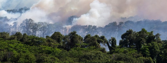Conforme os bombeiros, fogo está em um local de difícil acesso, o que dificulta a chegada das equipes — Foto: Thiago Gadelha/SVM