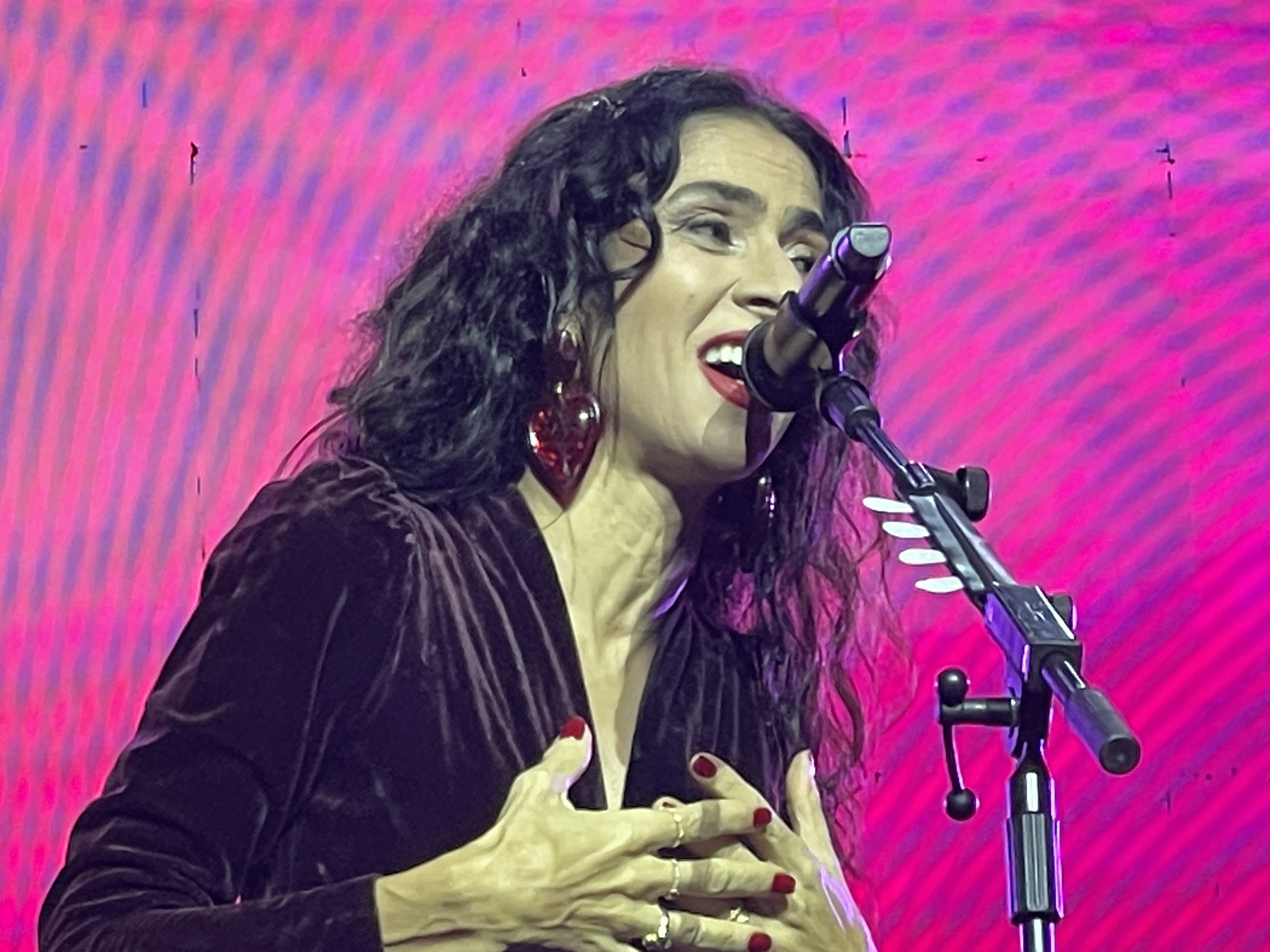 Em dia de Seleção, Marisa Monte dá goleada de emoção na abertura da última semana de shows da Festa Junina de Votorantim 2026