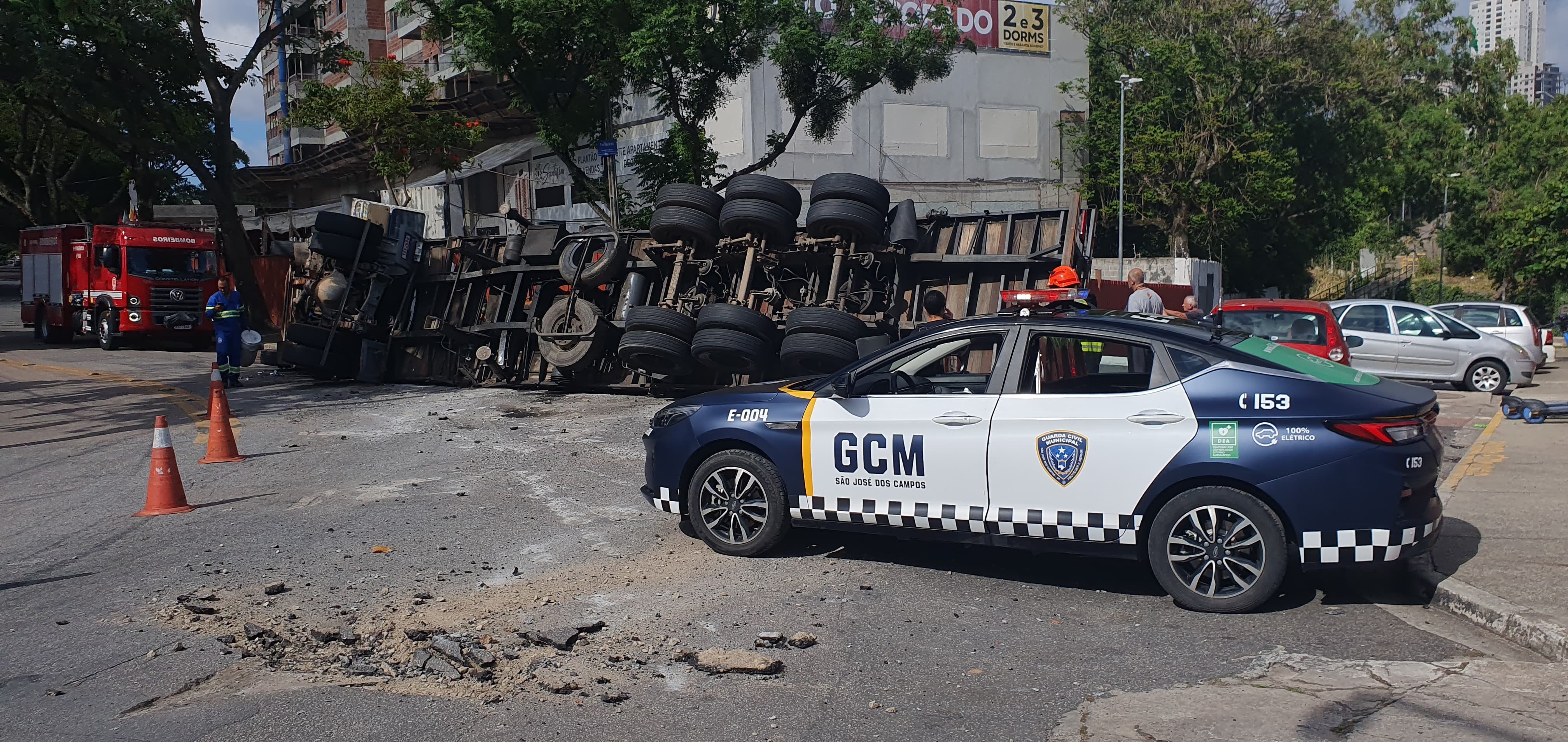 Caminhão que transportava vigas de concreto tomba em curva e deixa um ferido em São José dos Campos, SP