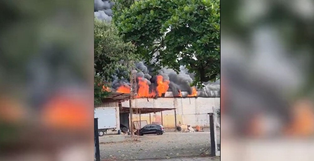 Incêndio atinge fábrica de móveis em Valentim Gentil (SP)