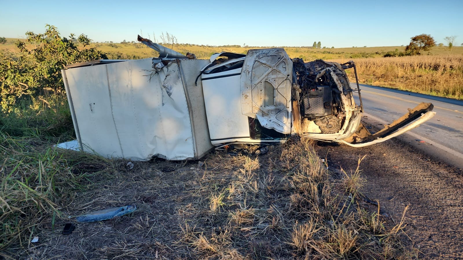 Motoristas ficam em estado gravíssimo em acidente entre carro e caminhonete na BR-354