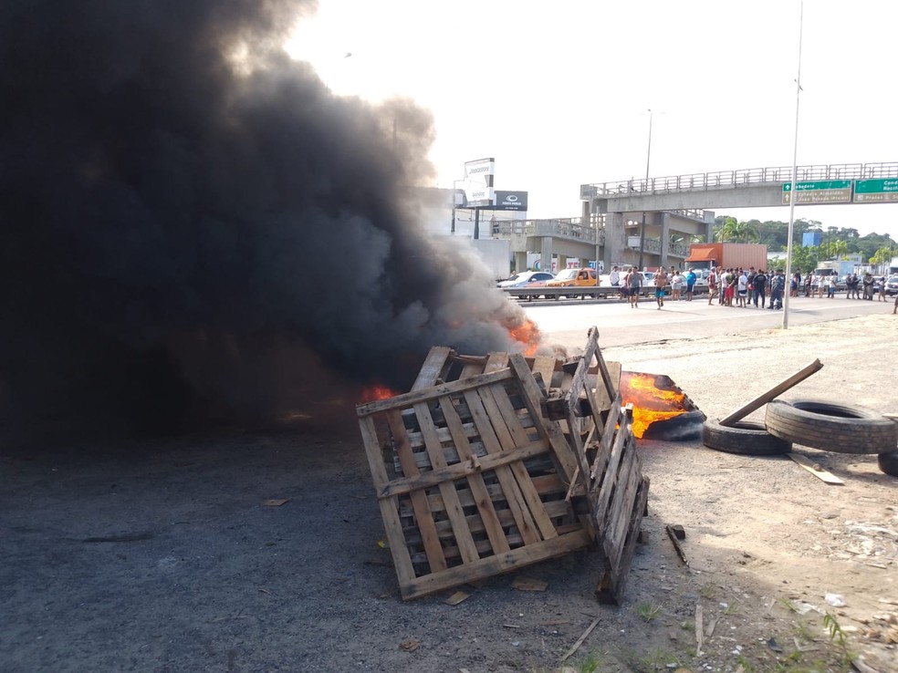 Protesto por dois jovens desaparecidos interdita BR-230, em João Pessoa — Foto: Volney Andrade/TV Cabo Branco