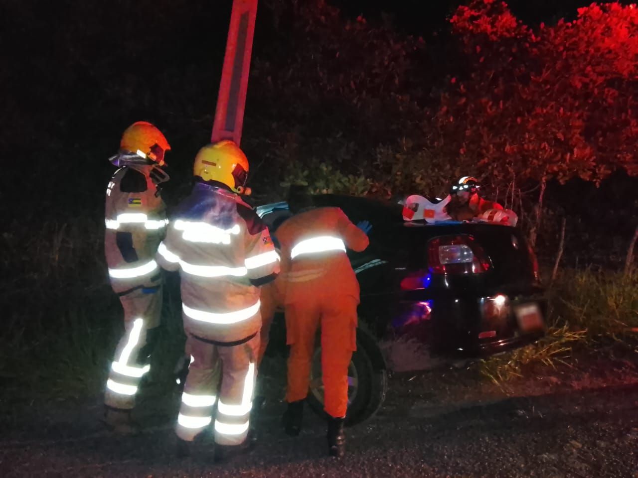 Carro bate em poste e deixa dois feridos na SE-100 na Barra dos Coqueiros