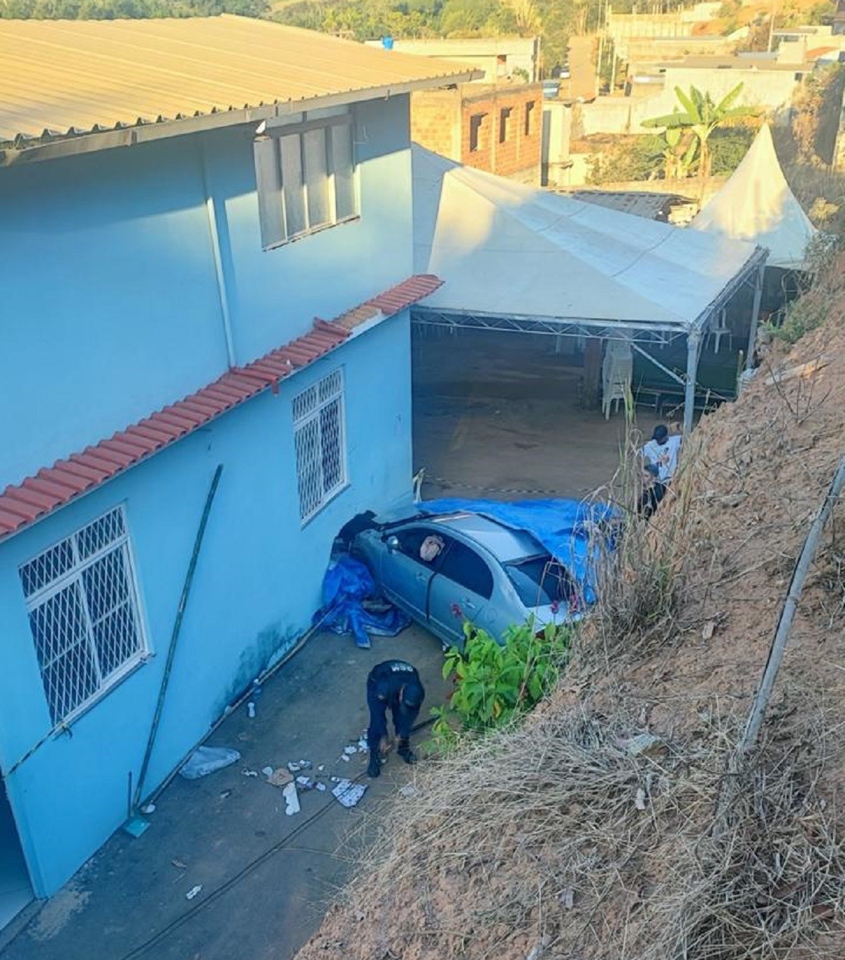 Carro despenca de barranco e atinge pessoas durante almoço em igreja; seis ficaram feridas