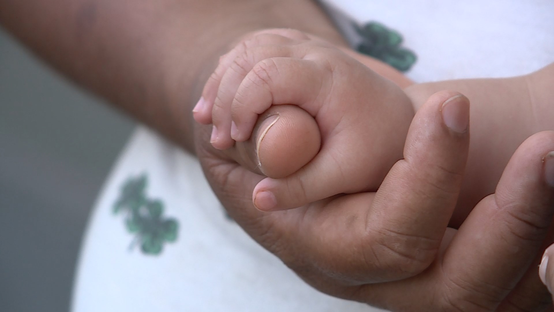 Moraes vota para igualar licença maternidade de mães biológica e adotivas; julgamento é suspenso