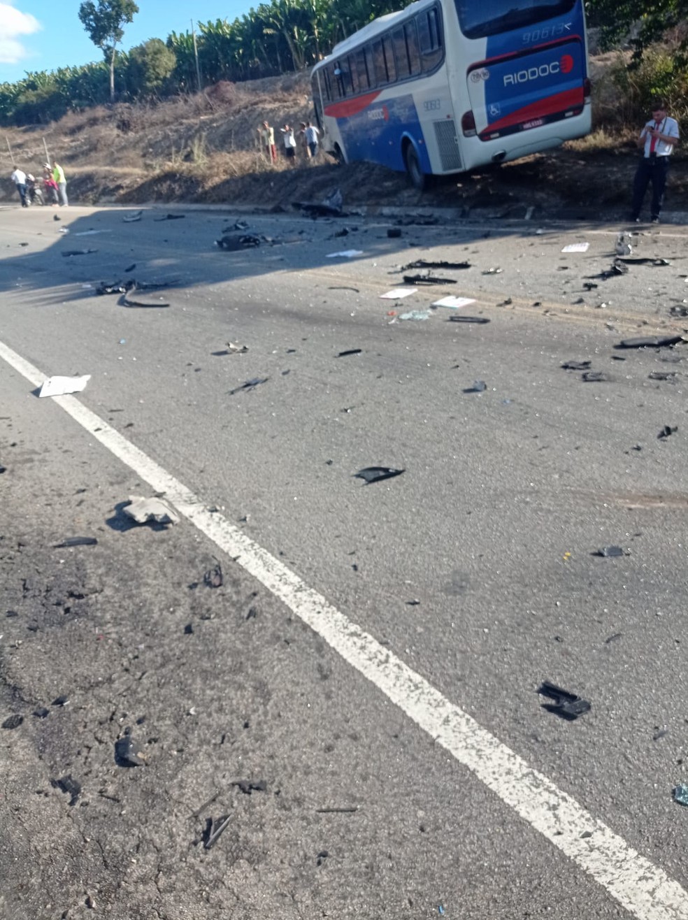 Jornalista morre em acidente entre carros e ônibus na BR-116, em Ponto dos Volantes — Foto: Redes sociais
