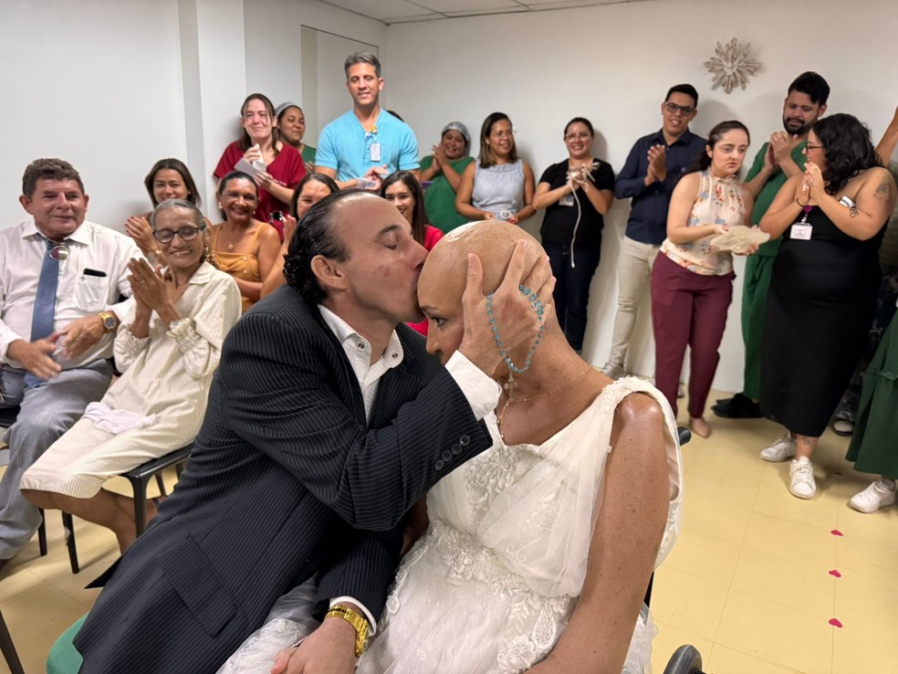 Paciente do Hospital Geral Dr. Waldemar Alcântara realiza o sonho do casamento — Foto: Bruno Brandão/Ascom HGWA