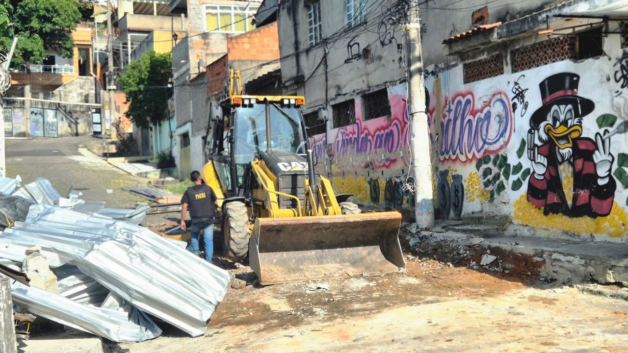 PM derruba ponto de venda de drogas no Chapadão, Zona Norte do Rio; local tinha placas com preços de drogas exibidas na rua