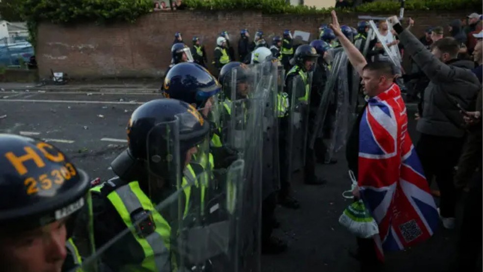 Dezenas de manifestantes provocaram distúrbios e entraram em confronto com a polícia em Southampton — Foto: Reuters/Via BBC