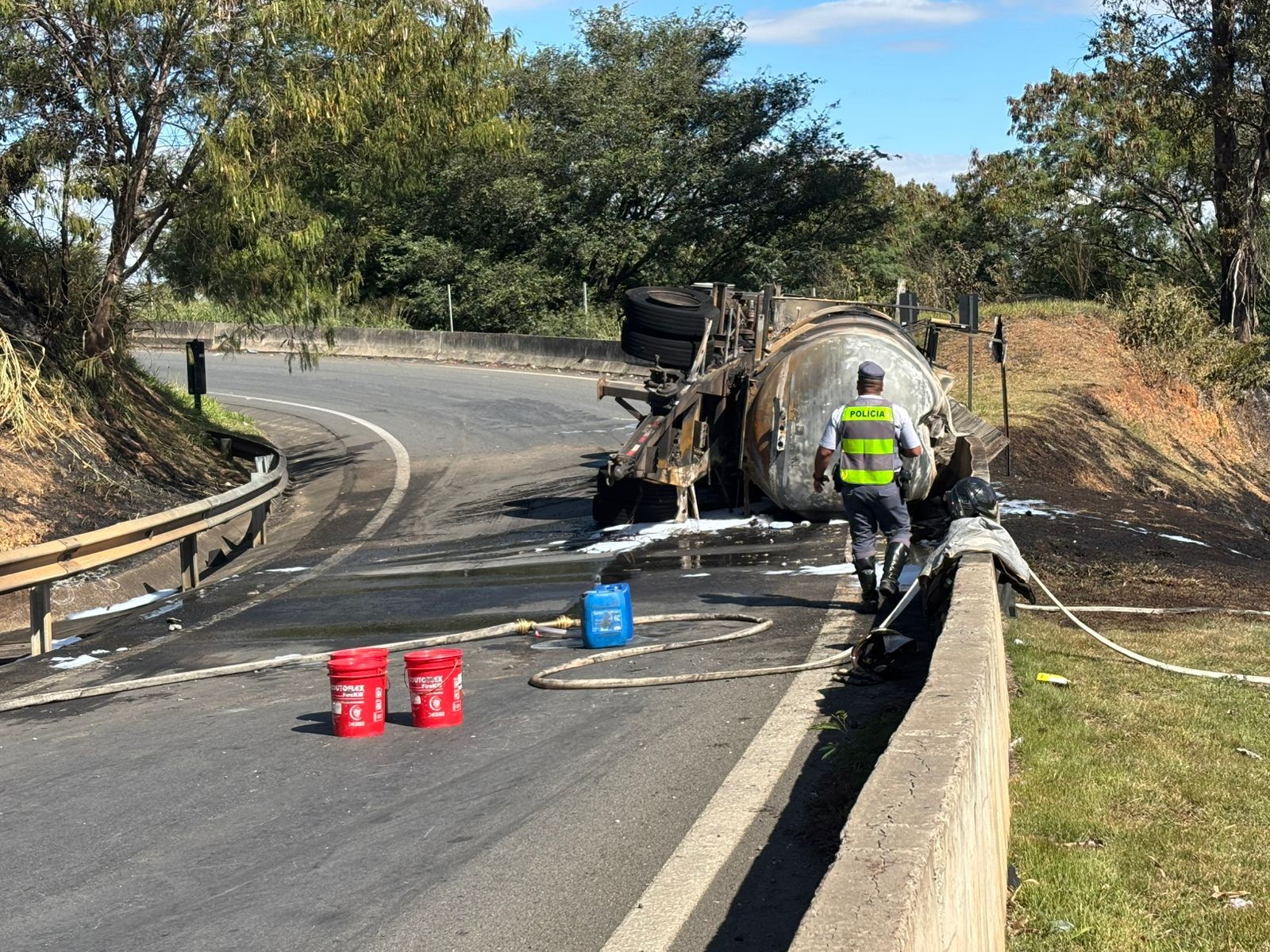 Carreta bitrem carregada com etanol tomba e causa interdição em rodovia de Paulínia 