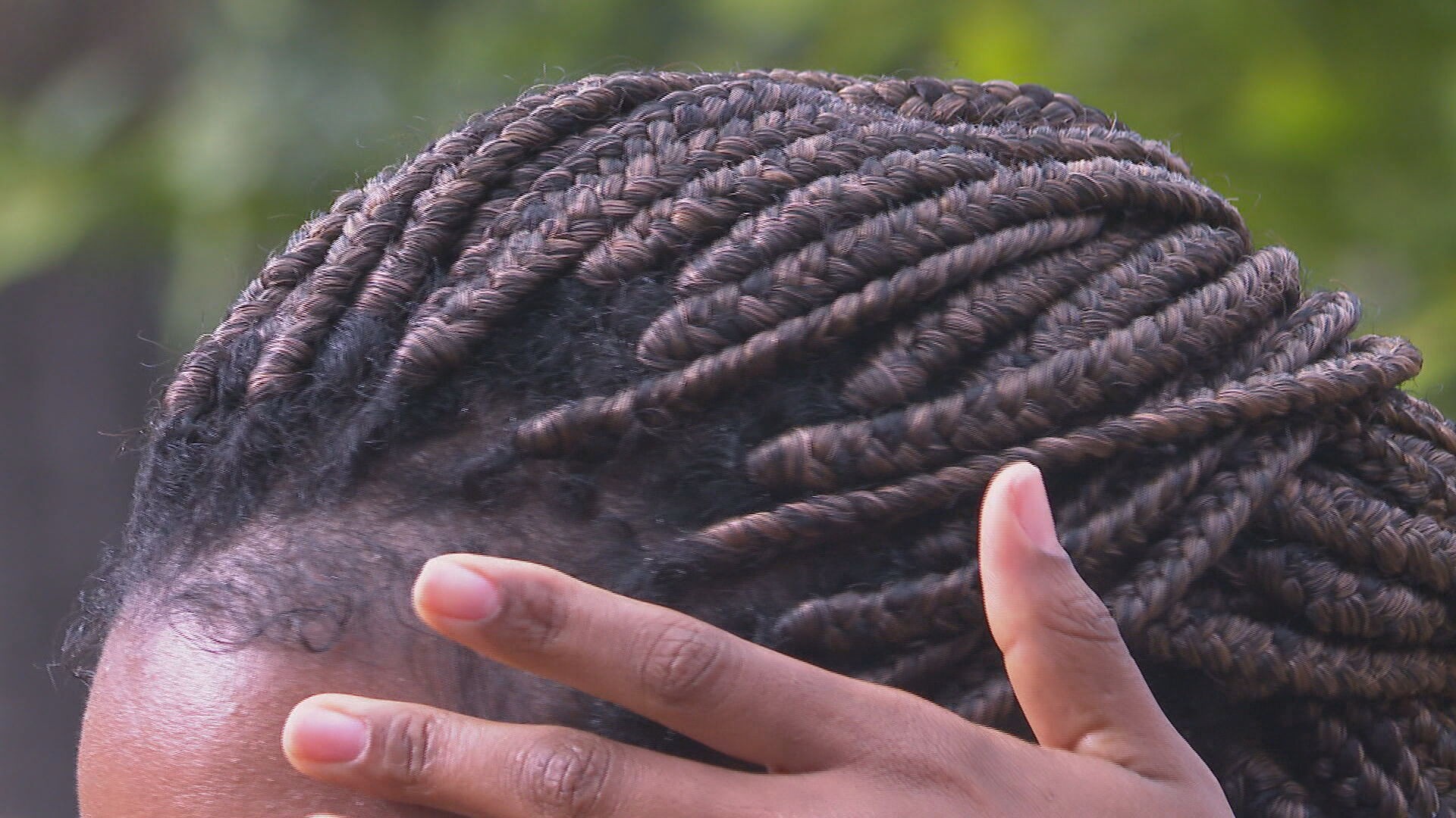 Atendimentos por lesões nos olhos ligadas ao uso de pomadas para cabelos sobem quase 200% no Rio