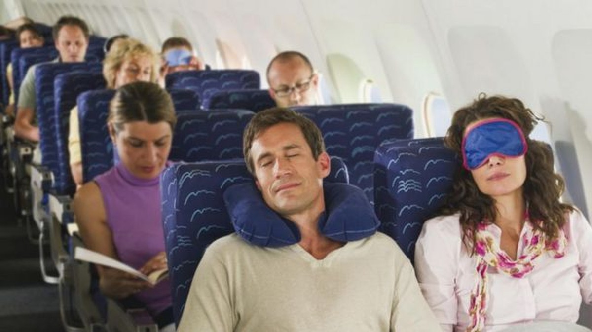 Como dormir melhor em voos longos, segundo especialista em saúde do sono