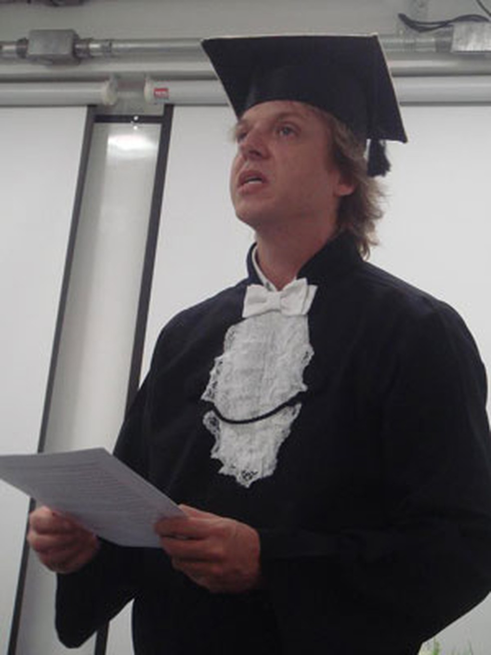 Vinny discursa em sua formatura em Filosofia; ele foi o orador da turma — Foto: Arquivo pessoal