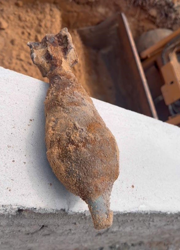 Operários encontram artefato explosivo enterrado em residência durante reforma em Natal