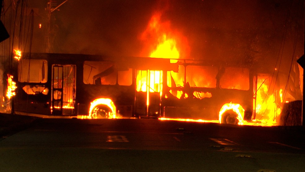 Ônibus ficou completamente destruído após ser incendiado com passageiros e motorista dentro, em João Pessoa — Foto: Reprodução/TV Cabo Branco