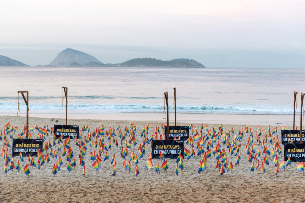 Protesto contra o Irã na Praia de Ipanema tem forcas e bandeiras LGBTQIA+ — Foto: Divulgação