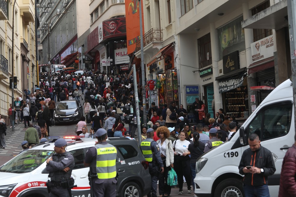 Policiais na Ladeira Porto Geral, que d&aacute; acesso &agrave; Rua 25 de Mar&ccedil;o, ap&oacute;s tiroteio na esta&ccedil;&atilde;o S&atilde;o Bento do metr&ocirc; &mdash; Foto: RENATO S. CERQUEIRA/ATO PRESS/ESTAD&Atilde;O CONTE&Uacute;DO