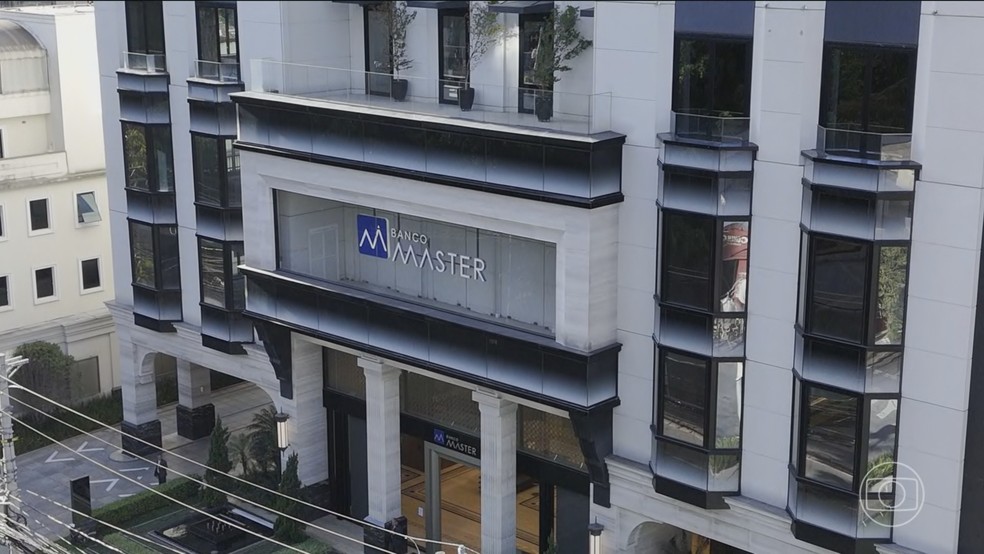 Banco Master é suspeito de irregularidades na venda de crédito consignado para milhares de aposentados e pensionistas — Foto: Jornal Nacional/ Reprodução