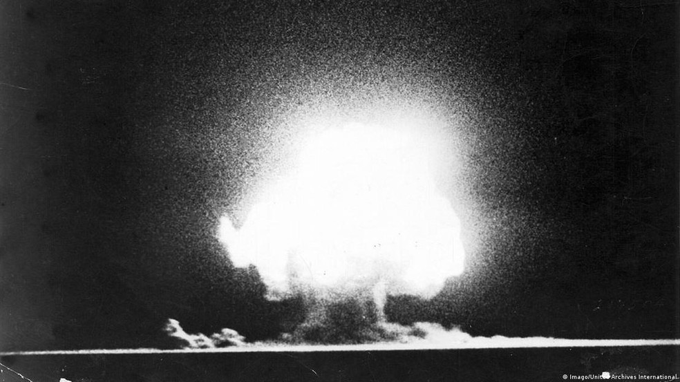 Primeira explosão de uma bomba nuclear, em Los Alamos, em 16 de julho de 1945 — Foto: Imago/United Archives International