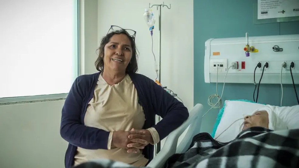 Marcos Roberto cuida da mãe: 'Sei que ela está no estágio final, porém com o conforto e com a boa qualidade'. — Foto: Matheus Leite/BBC News