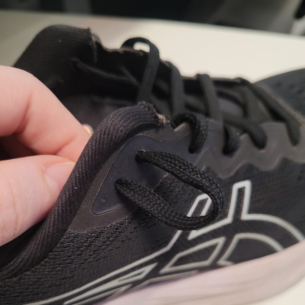 Deixe um espa�o entre os dois furos com o cadar�o. � Foto: La�s Ribeiro