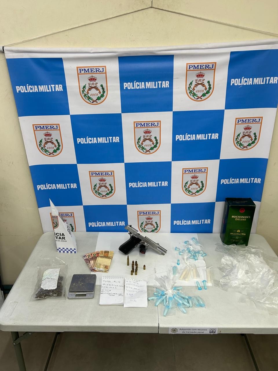 Adolescente é apreendido com arma e drogas em Volta Redonda