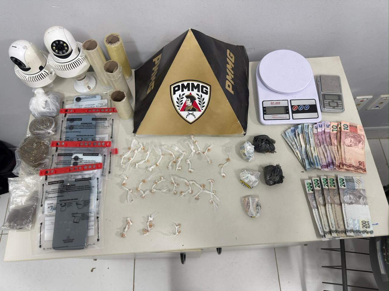 Homens jogam sacolas com drogas em quintais e tentam fugir pulando muros e telhados, mas são presos em Governador Valadares