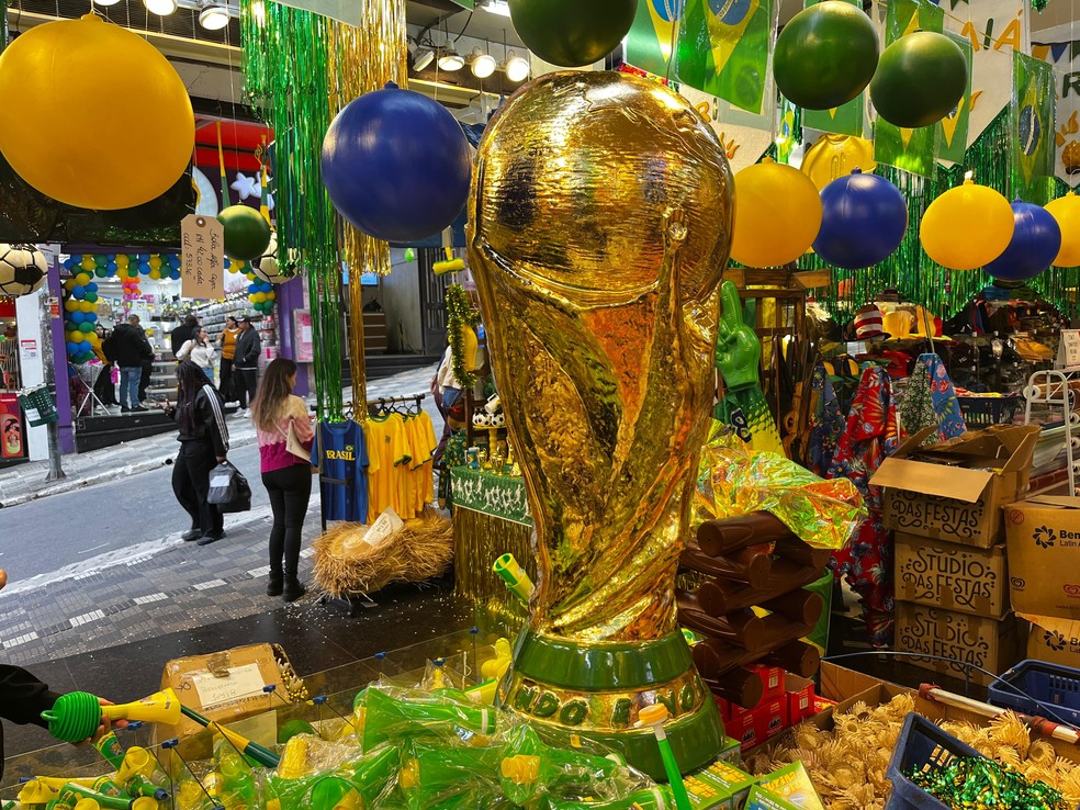 Comércio popular comemora alta nas vendas para a Copa. — Foto: André Catto/g1