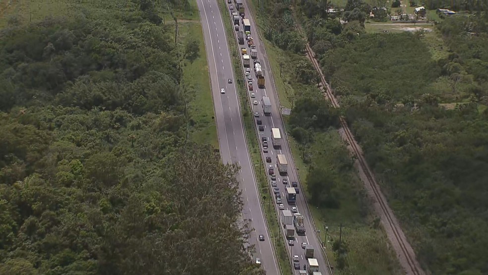 Congestionamento na BR-116 entre Guapimirim e Magé — Foto: Reprodução/TV Globo