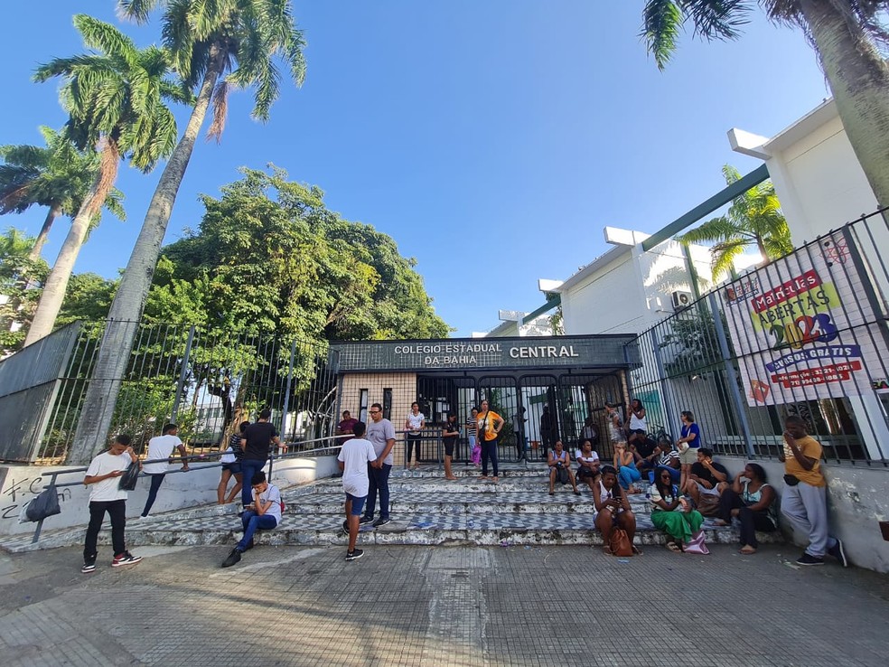 Movimentação de estudantes no Colégio Central, em Salvador, após deixarem salas de provas do Enem — Foto: Malu Vieira/g1