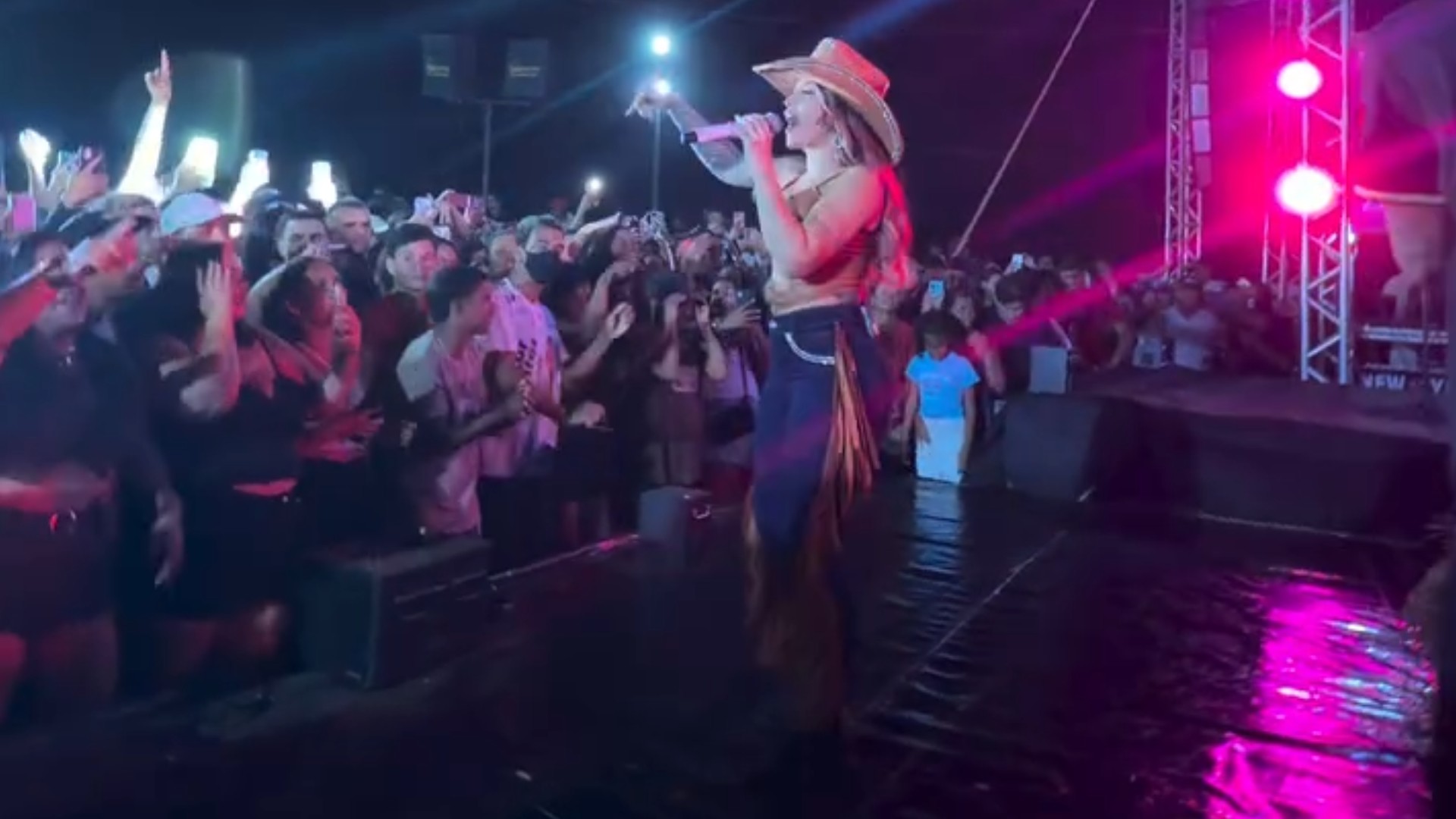 Cantora Liene Show relata importunação sexual durante apresentação em Sergipe 