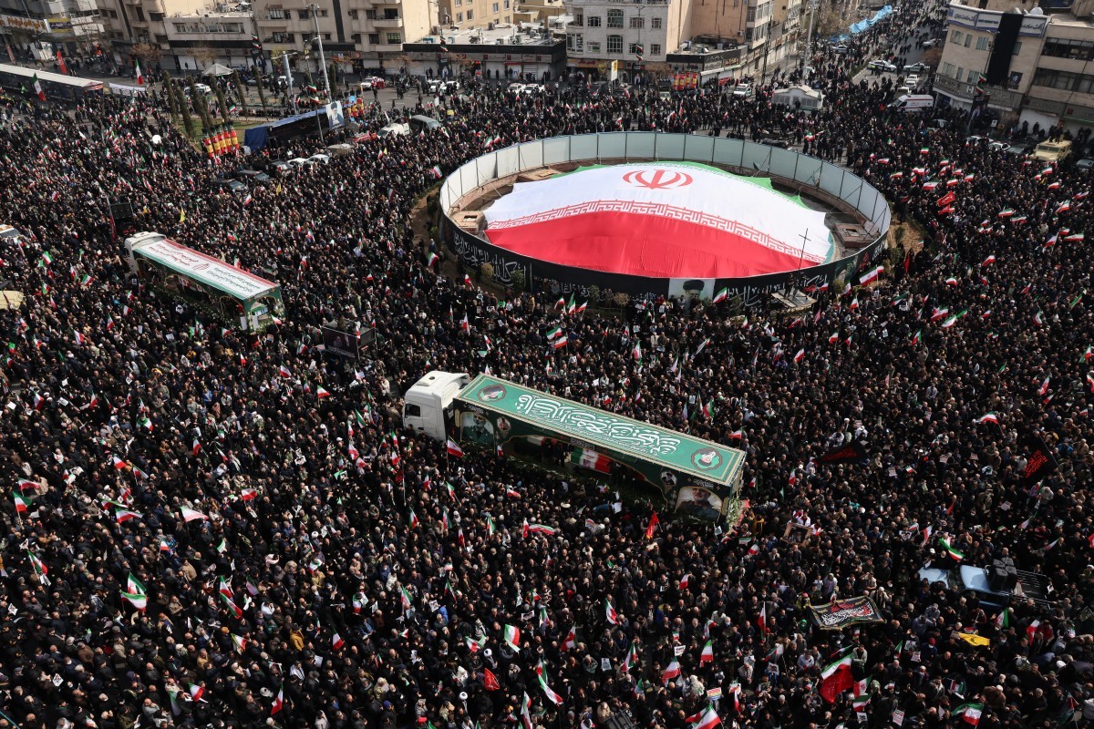 Funeral de autoridades mortas em guerra no Oriente Médio reúne multidão em Teerã