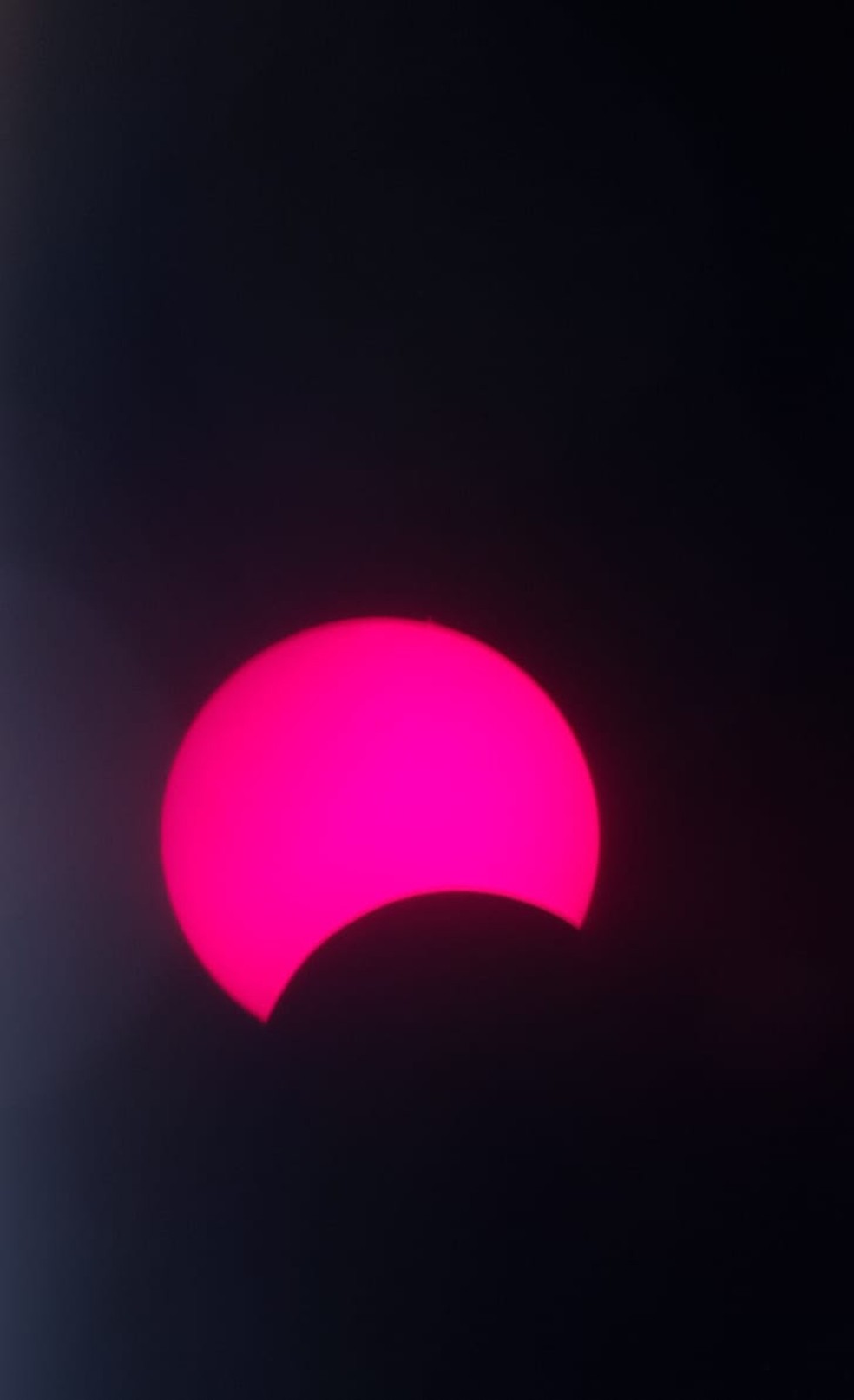Em João Pessoa, pessoas fotografam começo do eclipse às 16h — Foto: Marília/Semana do Eclipse 2023