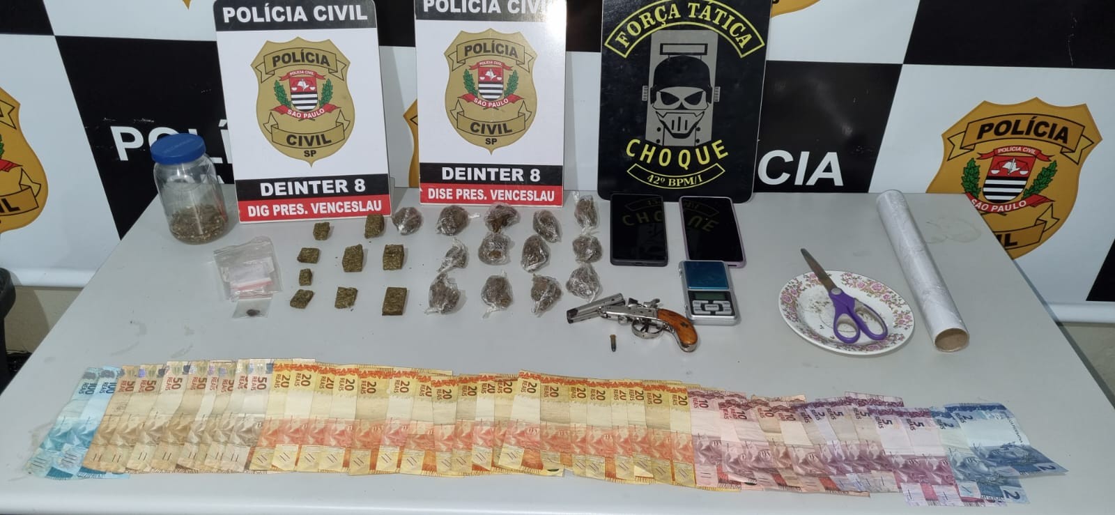 Com arma de fogo municiada e mais de 20 porções de drogas, homem é preso em flagrante em Santo Anastácio