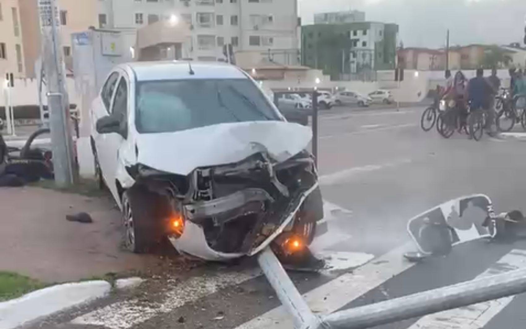 Veículo atropela duas pessoas em avenida da Zona Sul de Aracaju